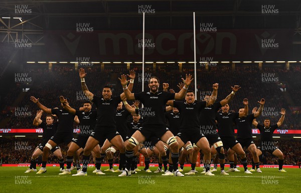 051122 - Wales v New Zealand - Autumn Nations Series - Samuel Whitelock of New Zealand and his side perform the haka