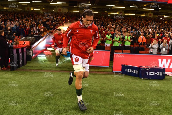 051122 - Wales v New Zealand - Autumn Nations Series - Justin Tipuric of Wales leads out his side