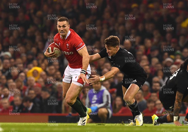 051122 - Wales v New Zealand - Autumn Nations Series - George North of Wales takes on Beauden Barrett of New Zealand