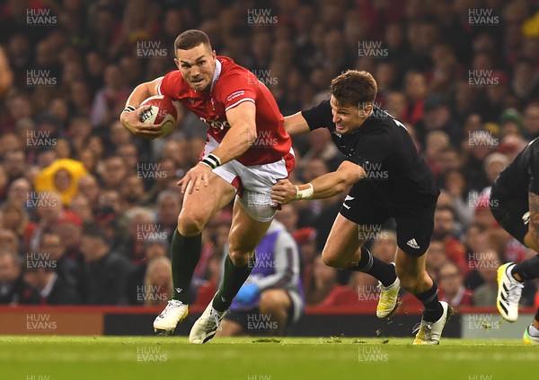 051122 - Wales v New Zealand - Autumn Nations Series - George North of Wales takes on Beauden Barrett of New Zealand
