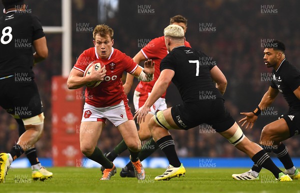 051122 - Wales v New Zealand - Autumn Nations Series - Nick Tompkins of Wales takes on Dalton Papali’i of New Zealand