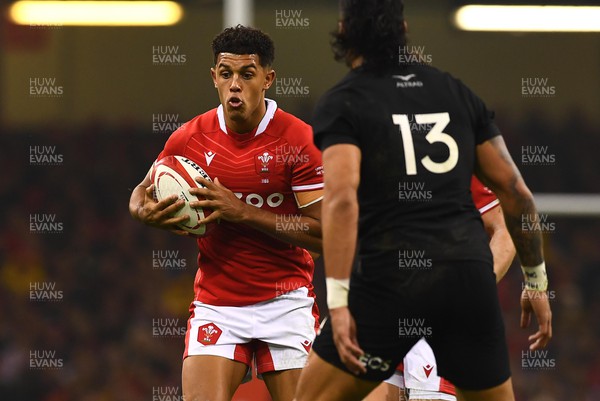 051122 - Wales v New Zealand - Autumn Nations Series - Rio Dyer of Wales takes on Rieko Ioane of New Zealand
