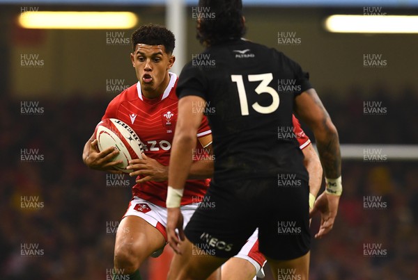 051122 - Wales v New Zealand - Autumn Nations Series - Rio Dyer of Wales takes on Rieko Ioane of New Zealand