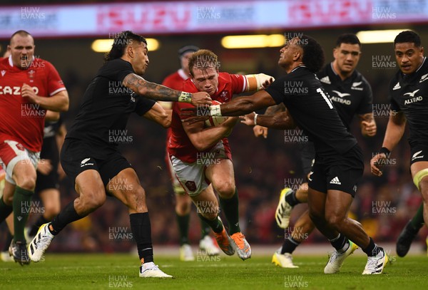 051122 - Wales v New Zealand - Autumn Nations Series - Nick Tompkins of Wales is tackled by Rieko Ioane and Sevu Reece of New Zealand
