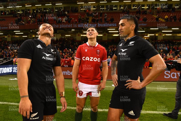 051122 - Wales v New Zealand - Autumn Nations Series - Caleb Clarke, Rieko Ioane of New Zealand and Louis Rees-Zammit of Wales at the end of the game