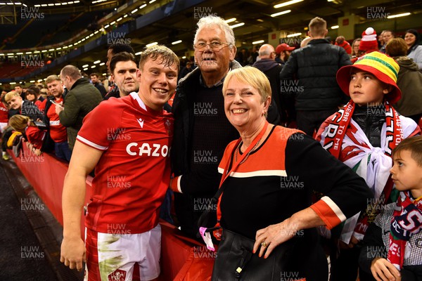 051122 - Wales v New Zealand - Autumn Nations Series - Sam Costelow of Wales with family at the end of the game