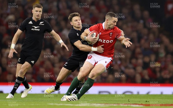 051122 - Wales v New Zealand - Autumn International Series - George North of Wales is tackled by Beauden Barrett of New Zealand