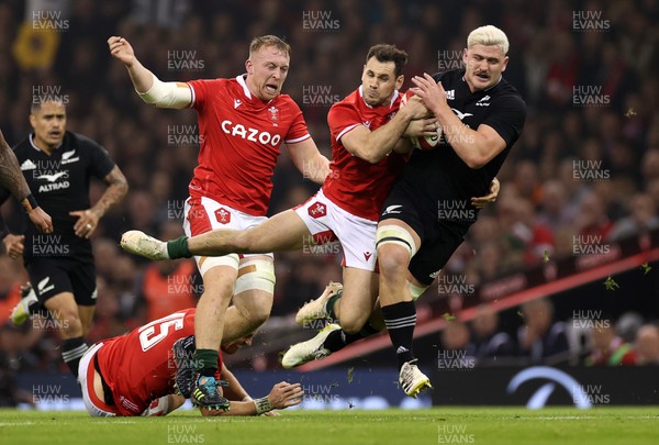 051122 - Wales v New Zealand - Autumn International Series - Dalton Papali�i of New Zealand is tackled by Tomos Williams of Wales