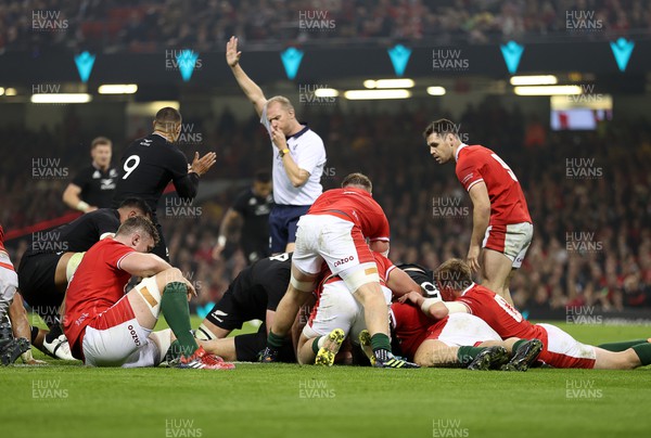 051122 - Wales v New Zealand - Autumn International Series - Codie Taylor of New Zealand pushes over to score a try