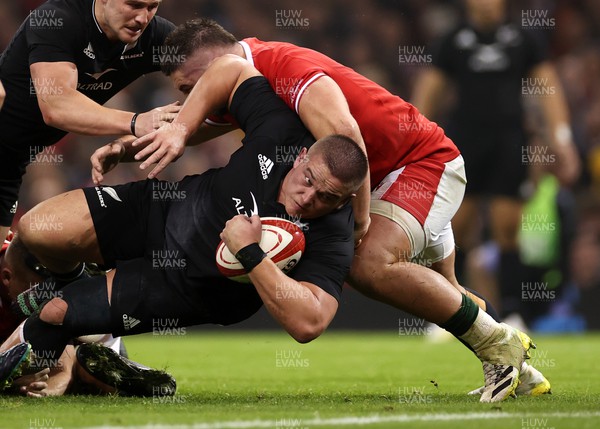 051122 - Wales v New Zealand - Autumn International Series - Ethan de Groot of New Zealand is tackled by Gareth Thomas of Wales