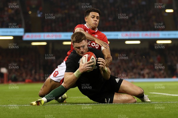 051122 - Wales v New Zealand - Autumn International Series - Jordie Barrett of New Zealand beats Rio Dyer of Wales to the ball to score a try