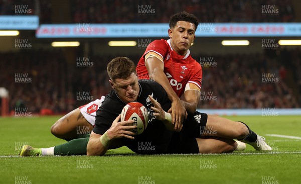 051122 - Wales v New Zealand - Autumn International Series - Jordie Barrett of New Zealand beats Rio Dyer of Wales to the ball to score a try