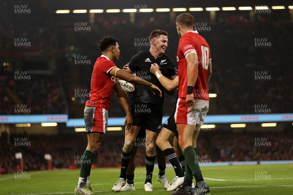 051122 - Wales v New Zealand - Autumn International Series - Jordie Barrett of New Zealand celebrates scoring a try with brother Beauden