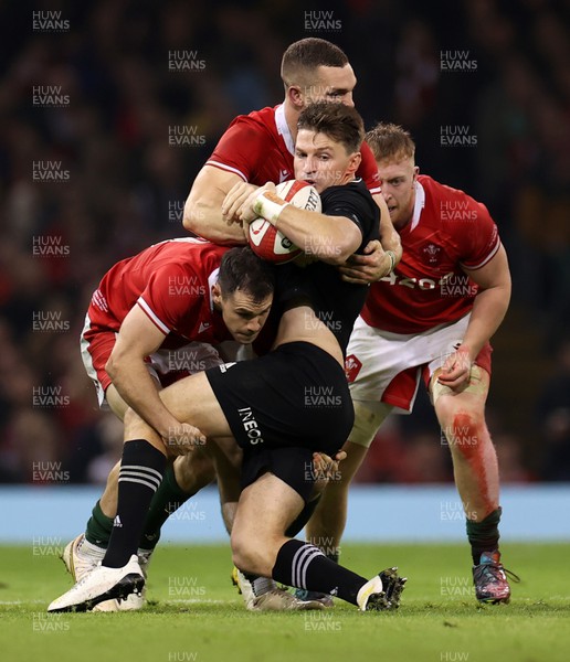 051122 - Wales v New Zealand - Autumn International Series - Beauden Barrett of New Zealand is tackled by George North and Tomos Williams of Wales