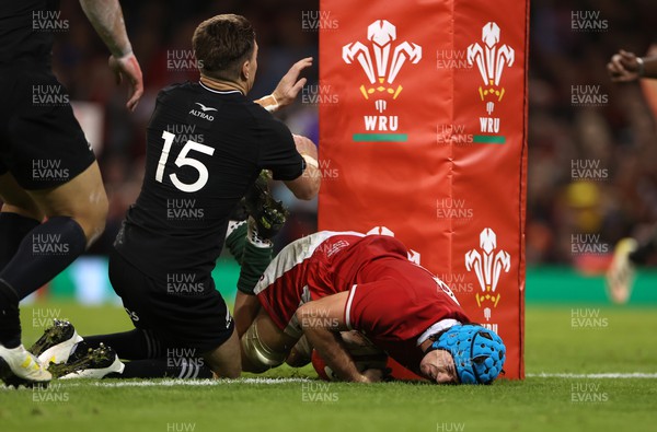 051122 - Wales v New Zealand - Autumn International Series - Justin Tipuric of Wales gets across the line to score a try