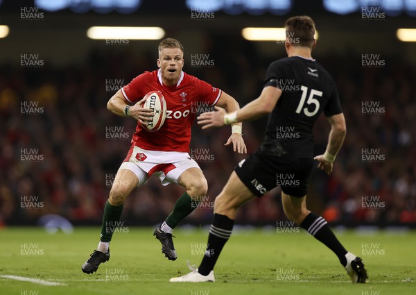 051122 - Wales v New Zealand - Autumn International Series - Gareth Anscombe of Wales is challenged by Beauden Barrett of New Zealand