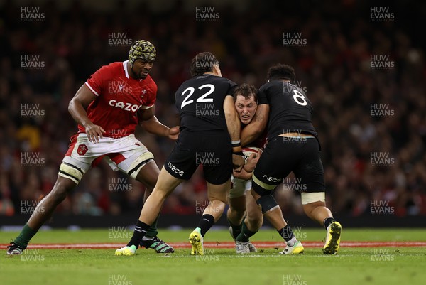 051122 - Wales v New Zealand - Autumn International Series - Ryan Elias of Wales is tackled by David Havili and Ardie Savea of New Zealand