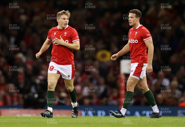 051122 - Wales v New Zealand - Autumn International Series - Sam Costelow and Kieran Hardy of Wales 