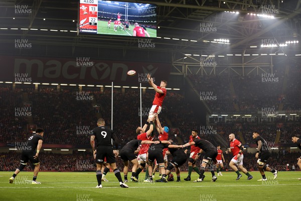 051122 - Wales v New Zealand - Autumn International Series - Will Rowlands of Wales wins the line out
