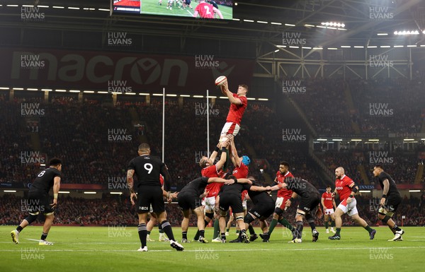 051122 - Wales v New Zealand - Autumn International Series - Will Rowlands of Wales wins the line out