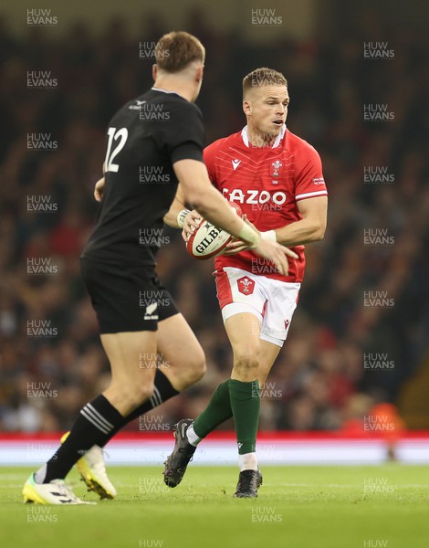 051122 - Wales v New Zealand, Autumn Nations Series - Gareth Anscombe of Wales takes on Jordie Barrett of New Zealand