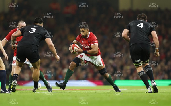 051122 - Wales v New Zealand, Autumn Nations Series - Taulupe Faletau of Wales takes on Tyrel Lomax of New Zealand