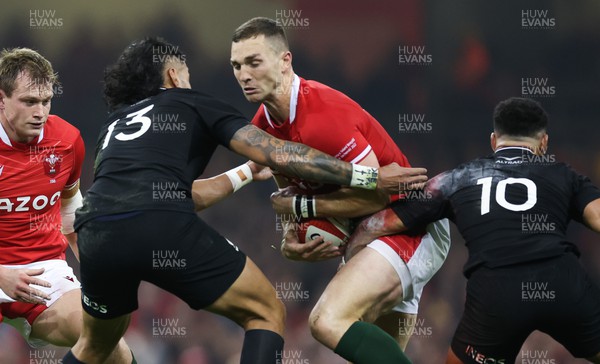 051122 - Wales v New Zealand, Autumn Nations Series - George North of Wales takes on Rieko Ioane of New Zealand and Richie Mo’unga of New Zealand