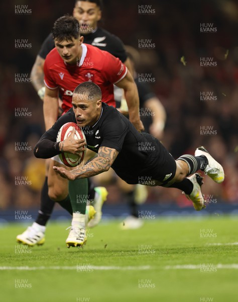 051122 - Wales v New Zealand, Autumn Nations Series - Aaron Smith of New Zealand dives in to score try
