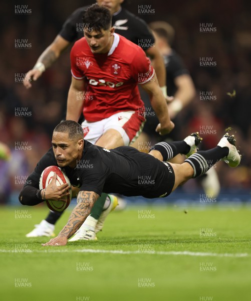 051122 - Wales v New Zealand, Autumn Nations Series - Aaron Smith of New Zealand dives in to score try