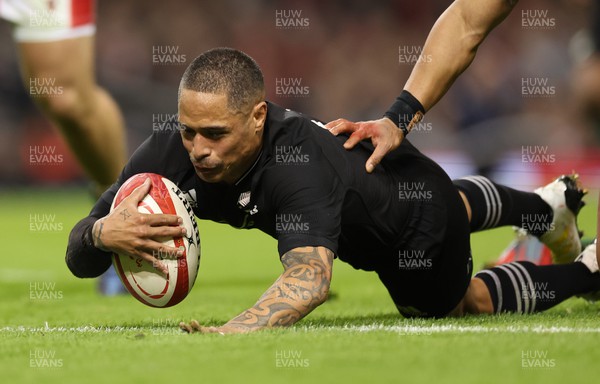 051122 - Wales v New Zealand, Autumn Nations Series - Aaron Smith of New Zealand dives in to score a second try