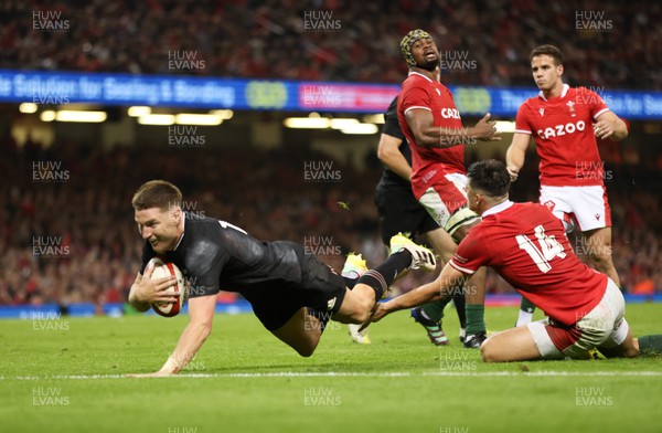 051122 - Wales v New Zealand, Autumn Nations Series - Jordie Barrett of New Zealand dives in to score try