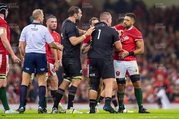 051122 - Wales v New Zealand - Autumn Nations Series - Ethan de Groot of New Zealand and Taulupe Faletau of Wales have a disagreement