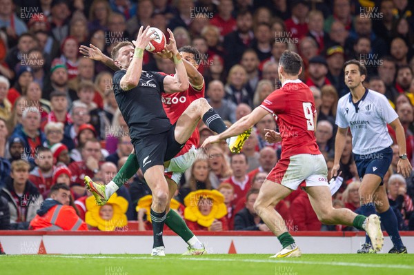 051122 - Wales v New Zealand - Autumn Nations Series - Jordie Barrett of New Zealand beats Rio Dyer of Wales to the high ball to score