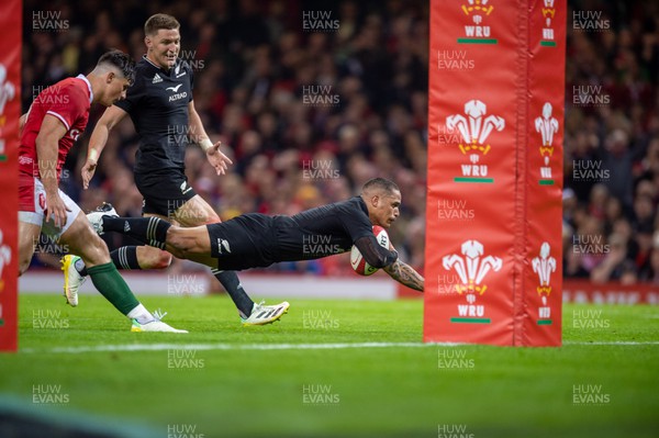 051122 - Wales v New Zealand - Autumn Nations Series - Aaron Smith of New Zealand  makes a break to score his first try