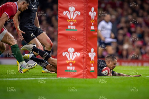 051122 - Wales v New Zealand - Autumn Nations Series - Aaron Smith of New Zealand  makes a break to score his first try