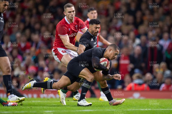 051122 - Wales v New Zealand - Autumn Nations Series - Aaron Smith of New Zealand  makes a break to score his second try