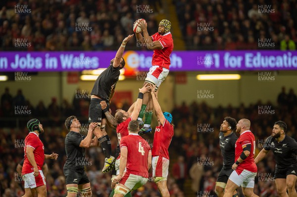 051122 - Wales v New Zealand - Autumn Nations Series - Christ Tshiunza of Wales takes line out ball