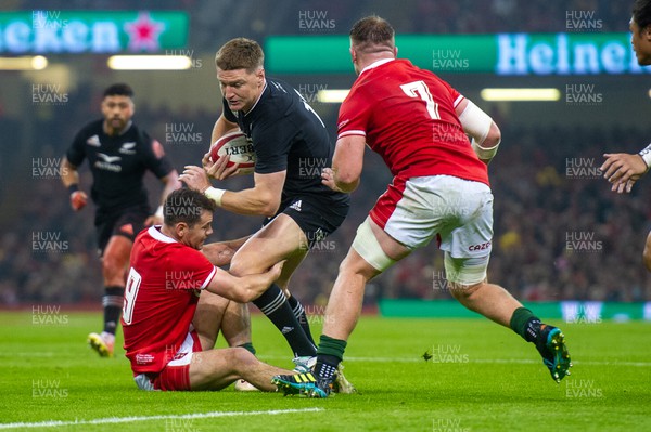 051122 - Wales v New Zealand - Autumn Nations Series - Jordie Barrett of New Zealand is tackled by Tomos Williams of Wales 