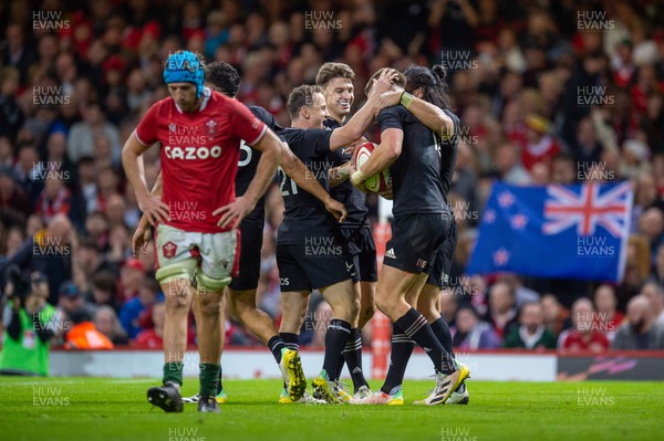 051122 - Wales v New Zealand - Autumn Nations Series - Jordie Barrett of New Zealand and teammates celebrate a try