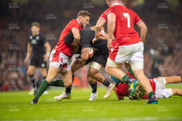 051122 - Wales v New Zealand - Autumn Nations Series - Ardie Savea of New Zealand is tackled by Rhys Priestland of Wales 