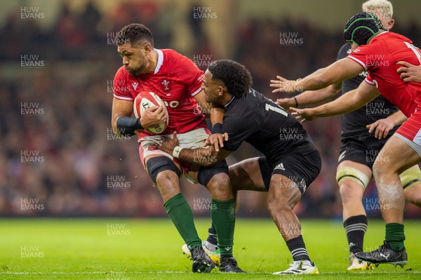 051122 - Wales v New Zealand - Autumn Nations Series - Taulupe Faletau of Wales is tackled by Caleb Clarke of New Zealand 