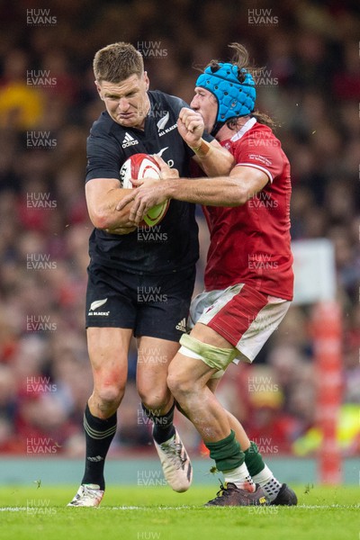 051122 - Wales v New Zealand - Autumn Nations Series - Jordie Barrett of New Zealand is tackled by Justin Tipuric of Wales 