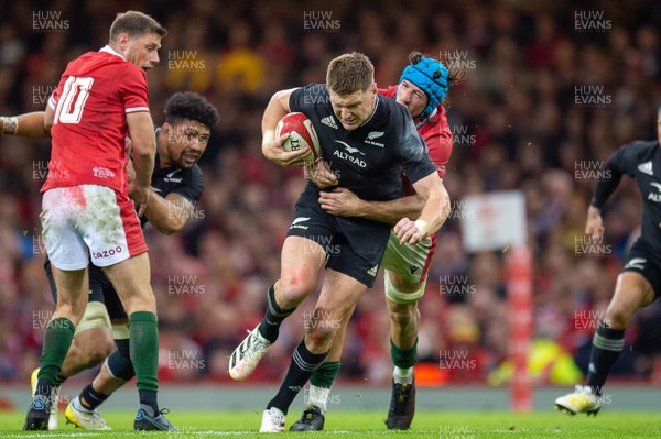 051122 - Wales v New Zealand - Autumn Nations Series - Jordie Barrett of New Zealand is tackled by Justin Tipuric of Wales 