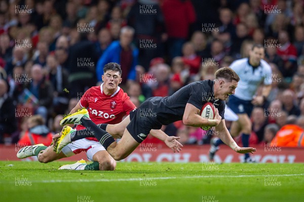 051122 - Wales v New Zealand - Autumn Nations Series - Jordie Barrett of New Zealand scores a try