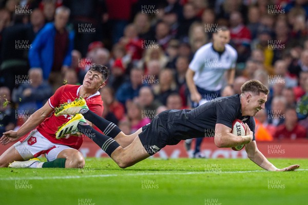 051122 - Wales v New Zealand - Autumn Nations Series - Jordie Barrett of New Zealand scores a try