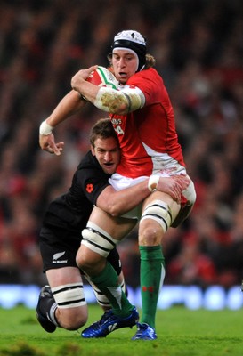 07.11.09 - Wales v New Zealand - Invesco Perpetual Series 2009 - Ryan Jones of Wales takes on Kieran Read of New Zealand. 