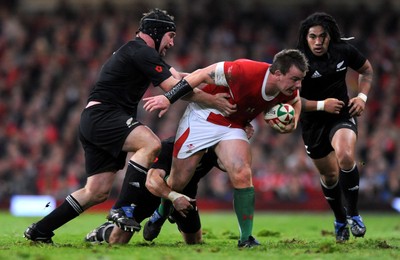 07.11.09 - Wales v New Zealand - Invesco Perpetual Series 2009 - Matthew Rees of Wales is tackled by Andrew Hore and Wyatt Crockett of New Zealand. 