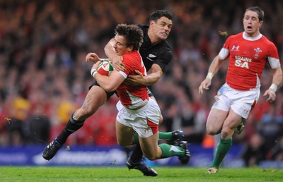 07.11.09 - Wales v New Zealand - Invesco Perpetual Series 2009 - Martin Roberts of Wales is tackled by Dan Carter. 