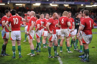 07.11.09 - Wales v New Zealand - Invesco Perpetual Series 2009 - Wales players look dejected at the end of the game. 
