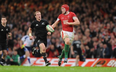 07.11.09 - Wales v New Zealand - Invesco Perpetual Series 2009 - Alun Wyn Jones of Wales gets clear. 